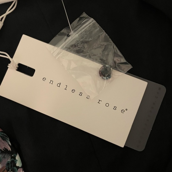 NWT Endless Rose Ruffle Pleated Floral Romper Long Sleeve Sash Belt Size M - Picture 6 of 10